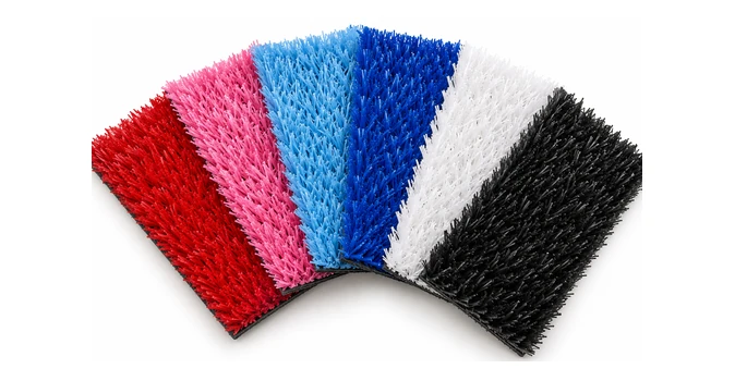 Muestras de césped artificial en rojo, rosa, turquesa, azul, blanco y negro