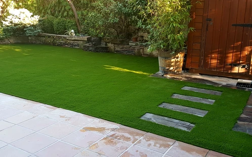 Pasos de piedra entre una terraza y el jardín
