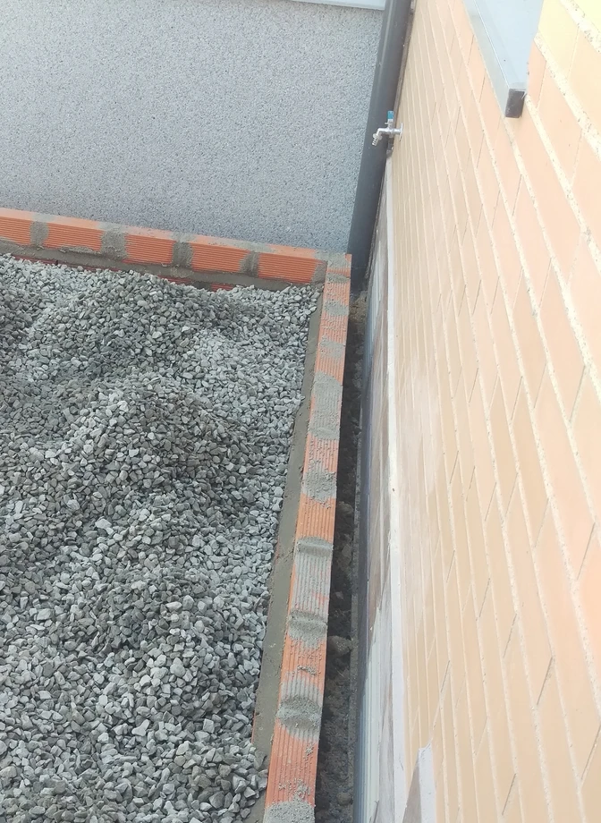 Trabajos de preparación y remate junto a un muro exterior