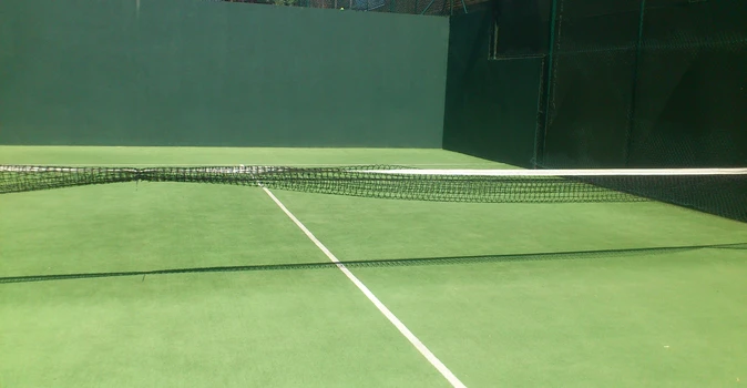 Red de pádel sobre una pista de césped verde