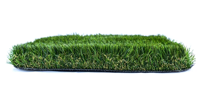 Muestra de césped artificial verde sobre fondo blanco