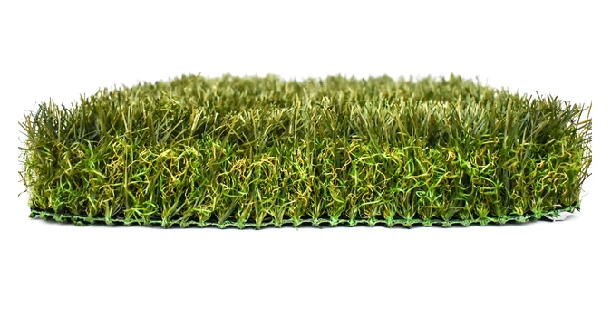 Muestra de césped artificial verde sobre fondo blanco