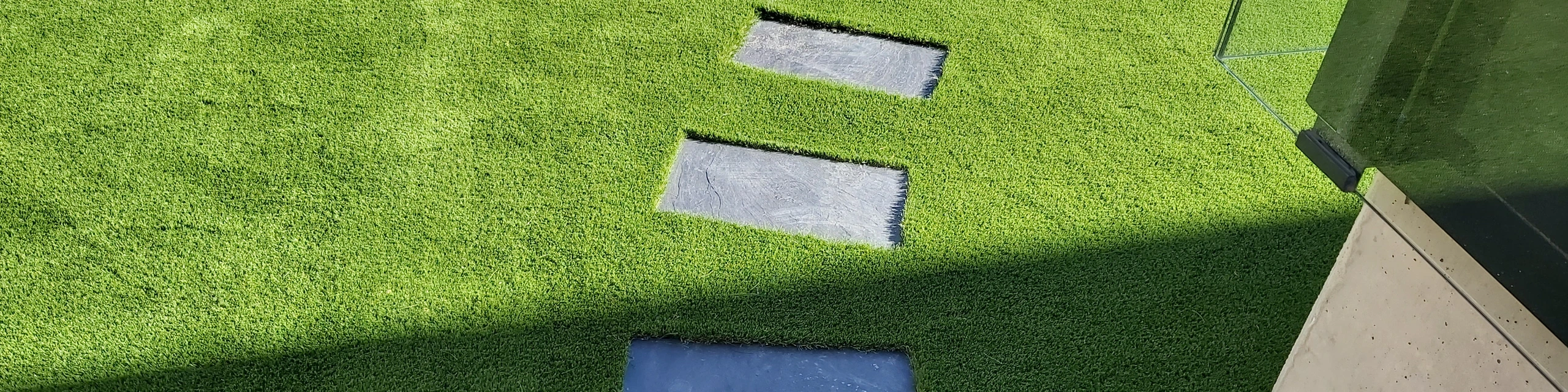 Paso japonés de losetas rectangulares sobre césped artificial