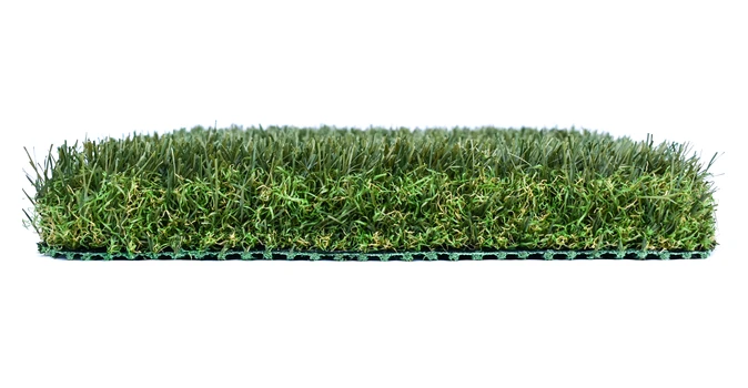 Muestra de césped artificial verde sobre fondo blanco
