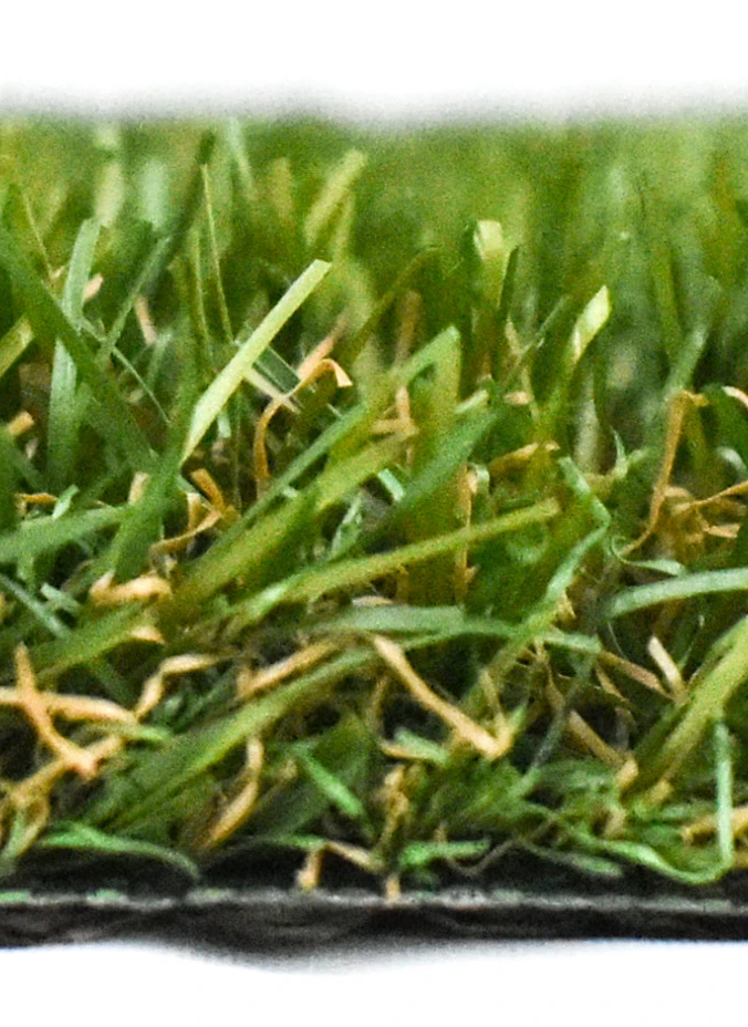 Detalle cercano de las fibras de césped artificial verde