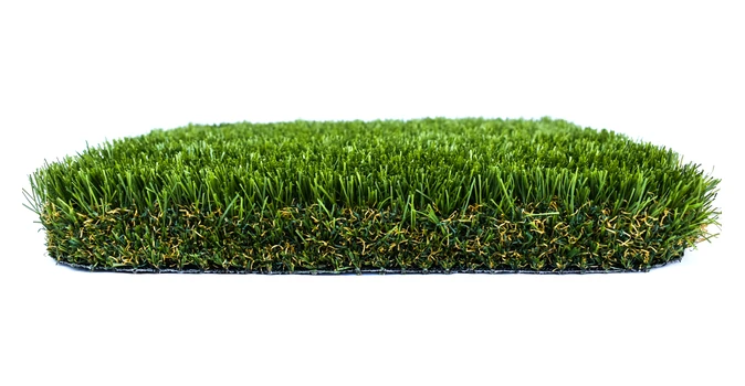 Muestra de césped artificial verde sobre fondo blanco