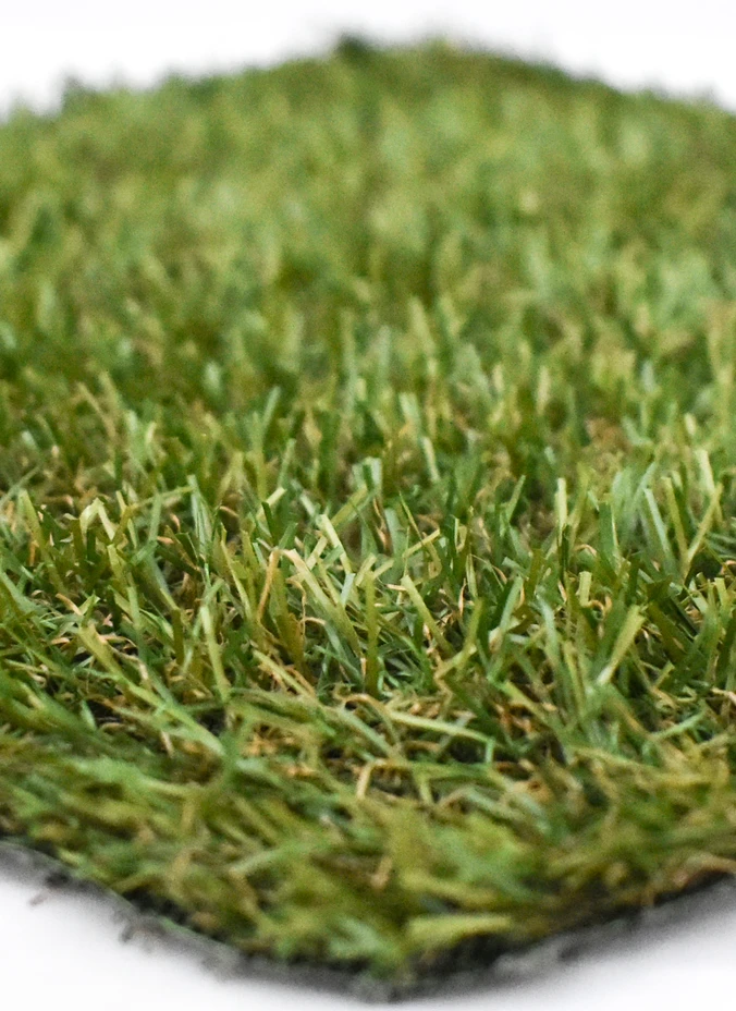 Primer plano de una superficie de césped artificial verde