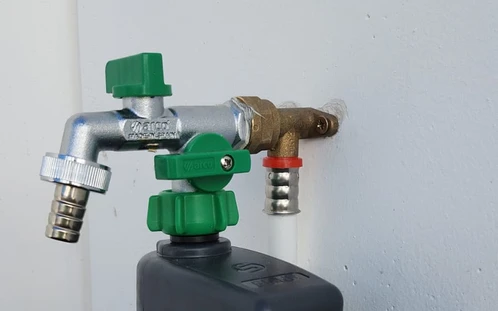Grifo exterior con accesorios para conexión de riego
