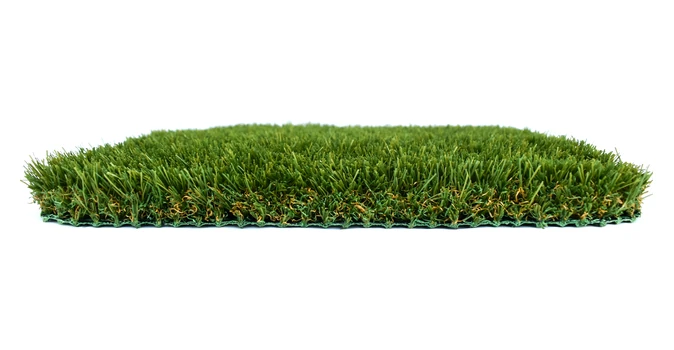 Muestra de césped artificial verde sobre fondo blanco