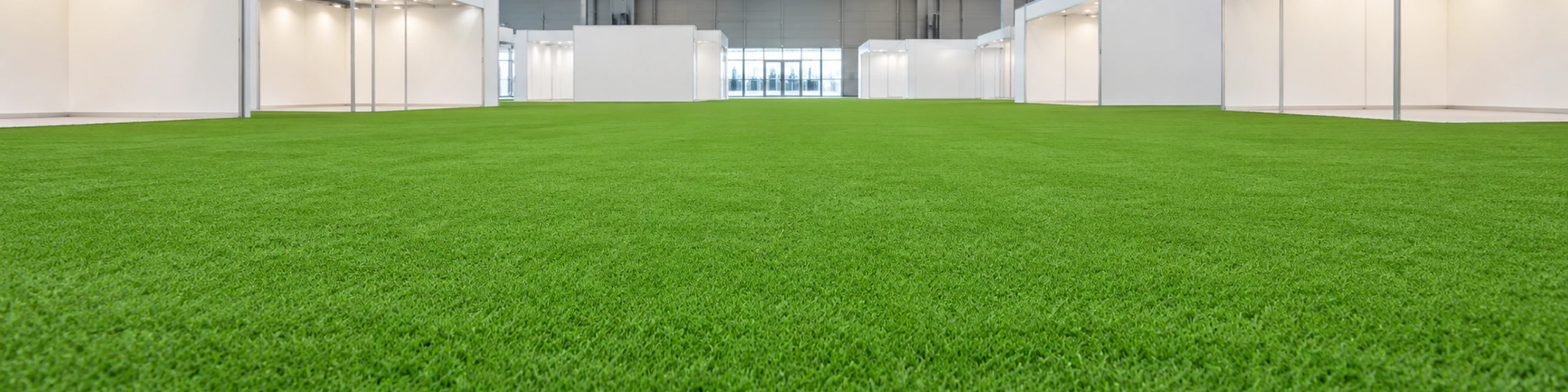 Superficie de césped artificial en un recinto interior para eventos