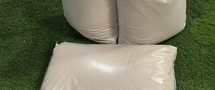 Sacos de arena de sílice sobre césped artificial