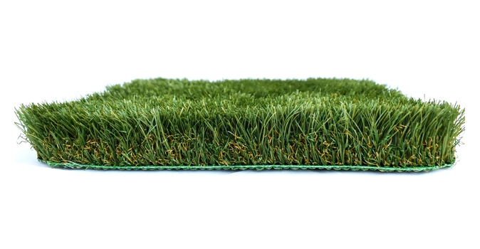 Muestra de césped artificial verde sobre fondo blanco