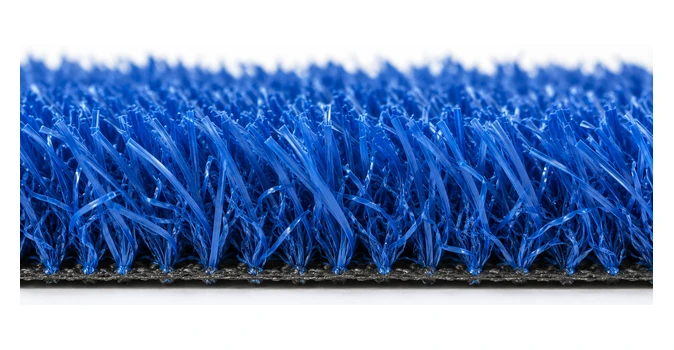 Primer plano de las fibras de césped artificial azul
