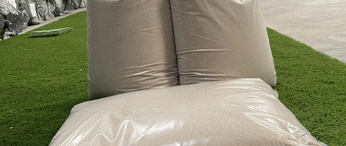 Sacos de arena de sílice sobre césped artificial