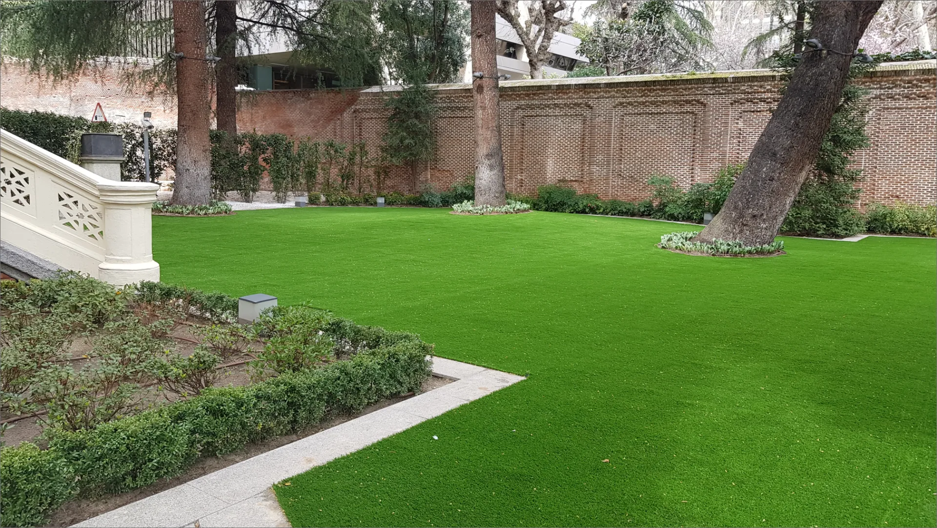 Jardines de Bankinter con césped artificial