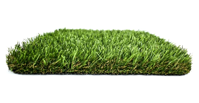 Muestra de césped artificial verde sobre fondo blanco