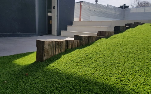 Traviesas verticales de madera resolviendo un desnivel del jardín