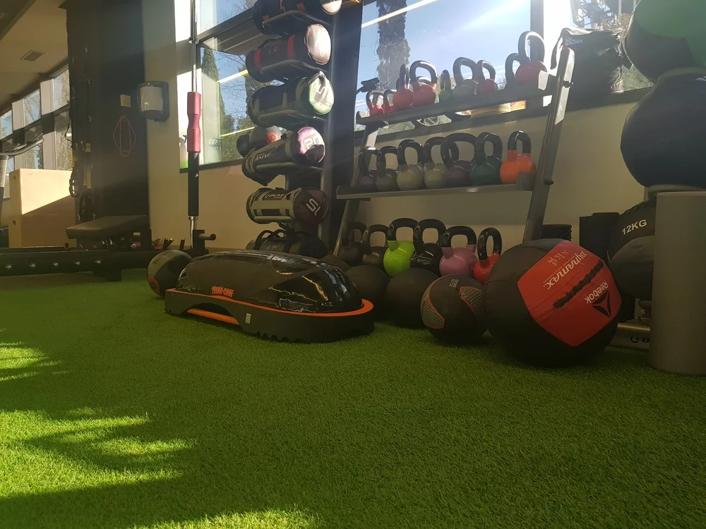 Instalación césped artificial en gimnasio