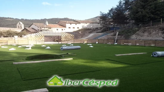 ¿Hay que regar el césped artificial?