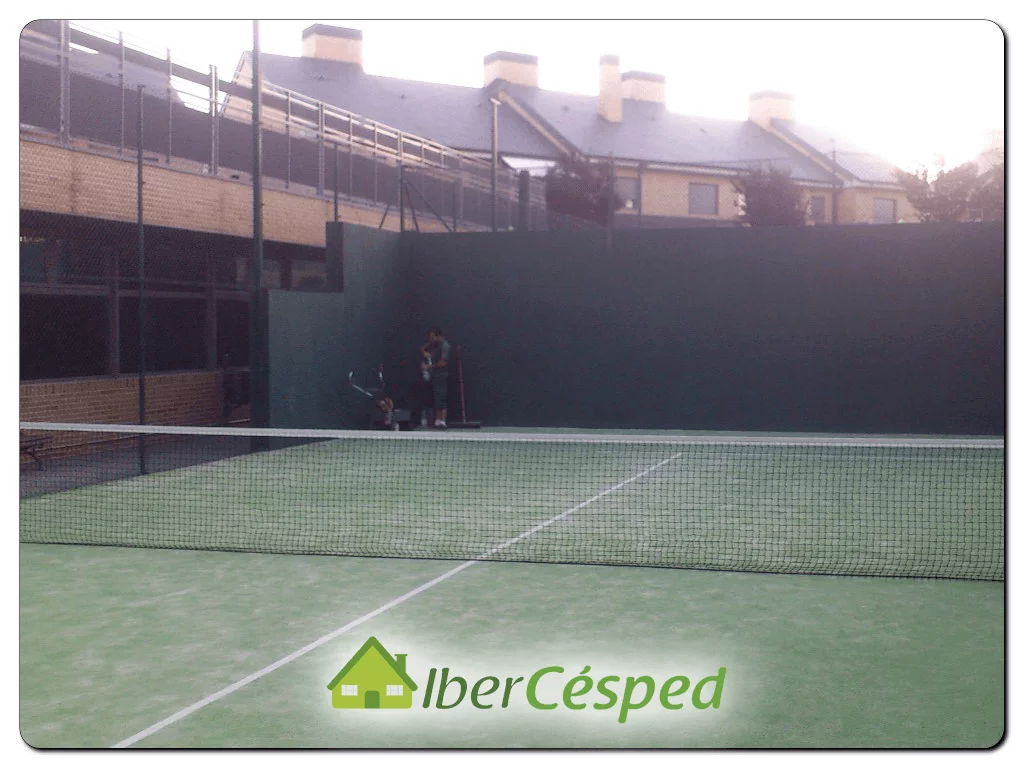 ¿Cómo peinar césped artificial?