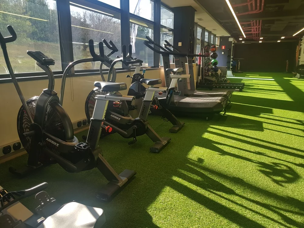 Instalación césped artificial en gimnasio