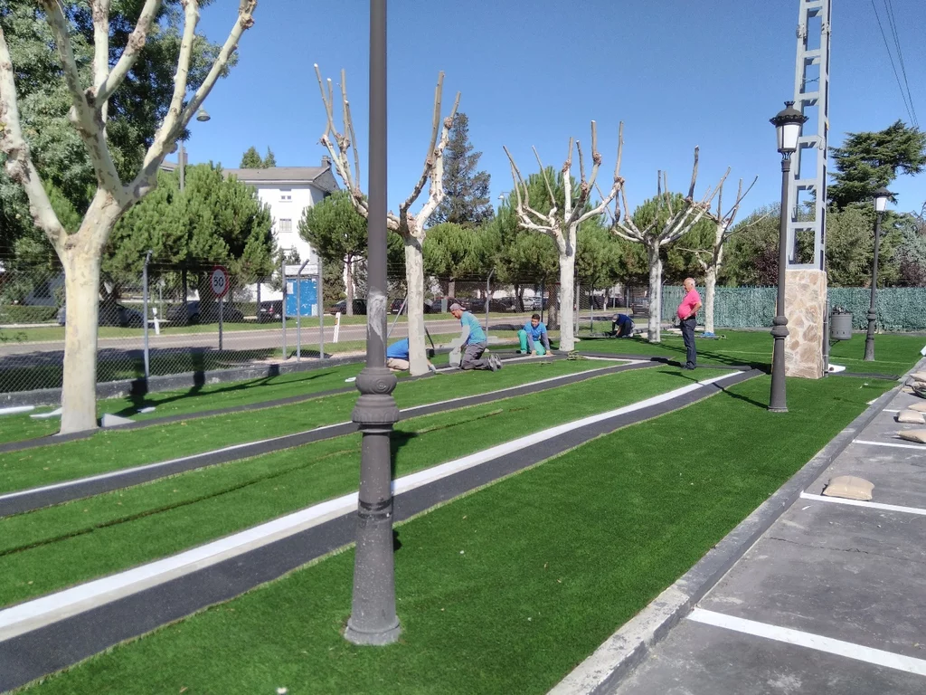 Césped artificial en parques