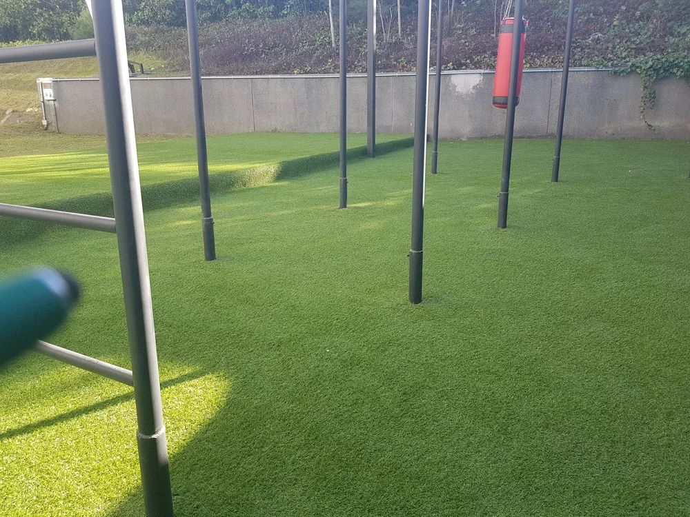 Instalación césped artificial en gimnasio