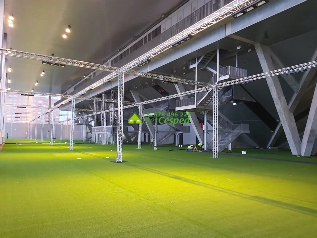 Césped artificial instalado junto a las gradas de un estadio
