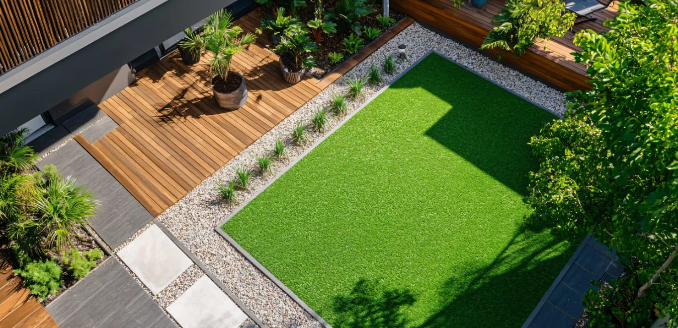 Terraza y jardín con césped artificial vistos desde arriba