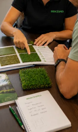 Muestras de césped artificial sobre una mesa