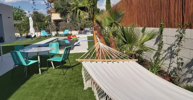 Jardín cuidado en verano