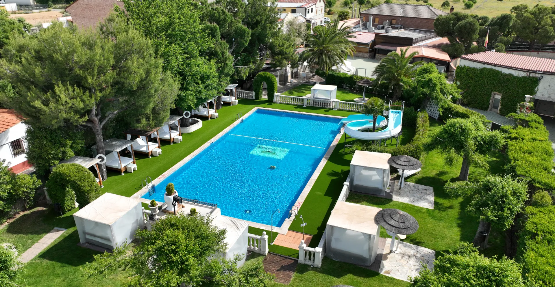 Piscina y jardín con césped artificial